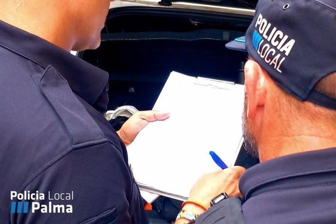 Agentes de la Policía Local confeccionan un informe para poner los hechos en conocimiento de la autoridad judicial