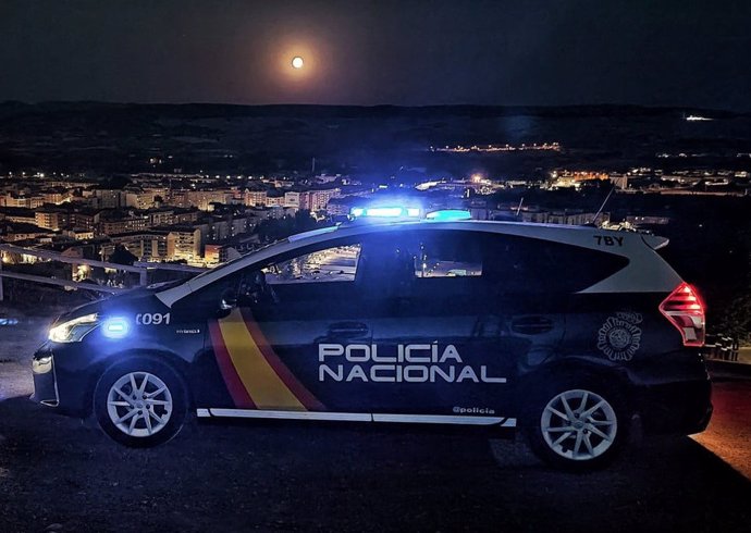 Un coche de la Policía Nacional en León.