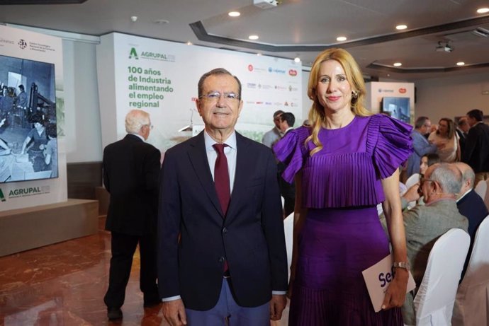 La directora general del SEF, Marisa López Aragón, junto al presidente de Agrupal, José García.