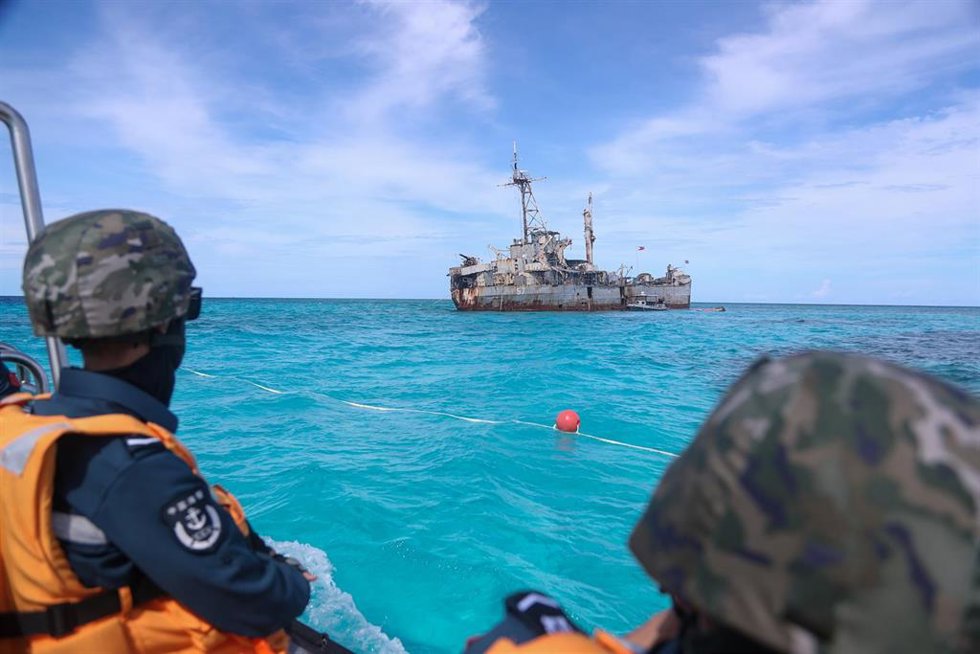 Guardacostas chinos frente a un barco de pesca filipino 