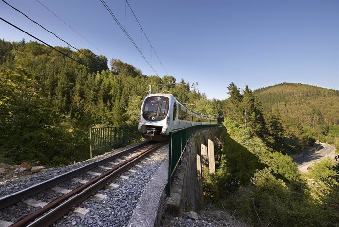 Archivo - Euskotreneko tren bat.