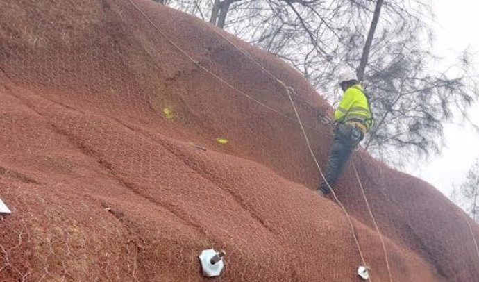 Trabajos para reforzar el talud situado en el cabezo de las traseras de la Casa Colón de Huelva.