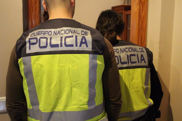 Dos agentes de la Policía Nacional