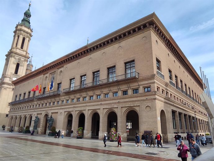 Archivo - Fachada del Ayuntamiento de Zaragoza