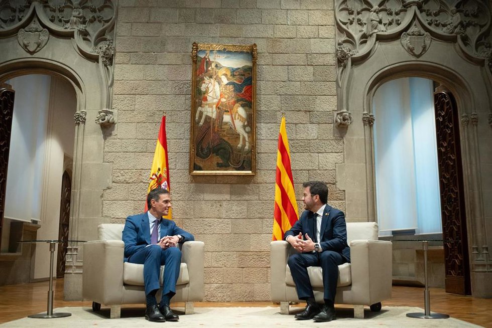 Archivo - El presidente del Gobierno, Pedro Sánchez (i), y el president de la Generalitat de Catalunya, Pere Aragons (d), se reúnen en el Palau de la Generalitat, a 21 de diciembre de 2023, en Barcelona, Catalunya (España). Este es el primer encuentro