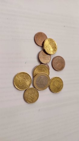 Archivo - Monedas, euros, dinero.