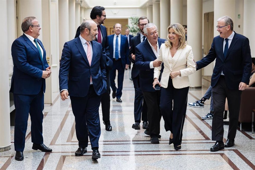 La portavoz del PP en el Senado, Alicia García (2d), a su llegada una sesión de control al Gobierno, en el Senado, a 18 de junio de 2024, en Madrid (España). El Gobierno se enfrenta a una sesión de control después de que la Junta de Fiscales haya avalad