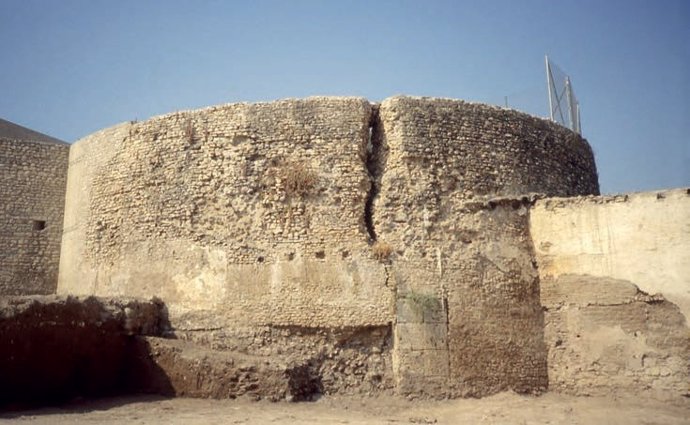 Imagen del muro absidal junto al antiguo teatro romano de Itálica