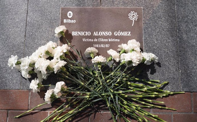 Archivo - Placa colocada en Bilbao en recuerdo de Benicio Alonso