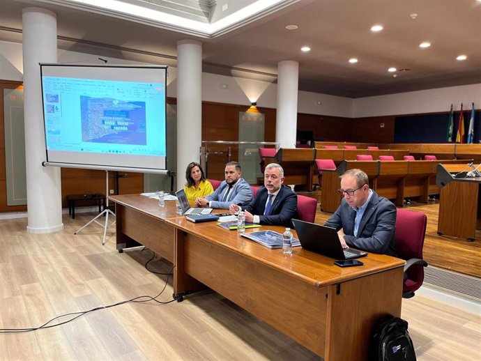 Reunión de trabajo de la Diputación de Granada con los municipios de la Costa Tropical sobre la Senda Litoral.