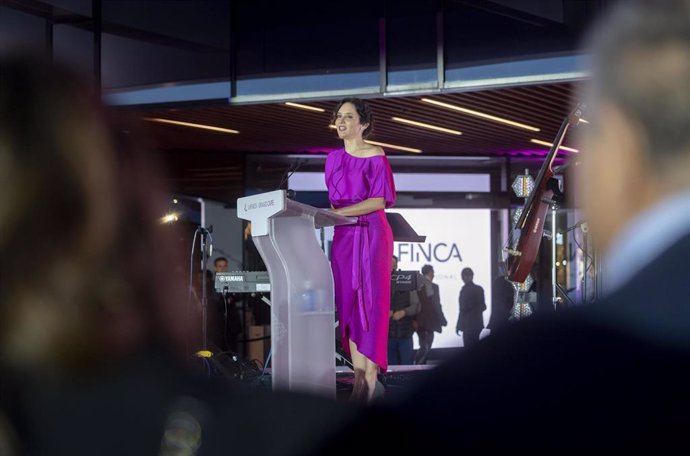 Archivo - La presidenta de la Comunidad de Madrid, Isabel Díaz Ayuso, interviene durante su visita al nuevo centro comercial LaFinca Grand Café, en Pozuelo de Alarcón, Madrid (España)