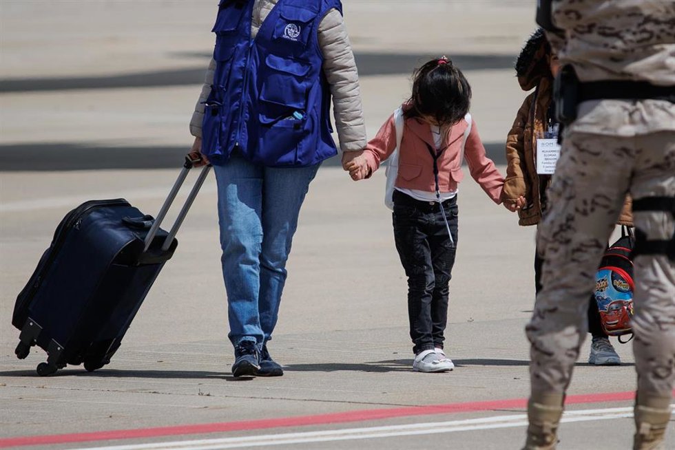 Archivo - Una niña procedente de Siria de la mano de una trabajadora de una organización a su llegada a la base aérea de Torrejón de Ardoz, a 19 de mayo de 2023, en Torrejón de Ardoz, Madrid (España).