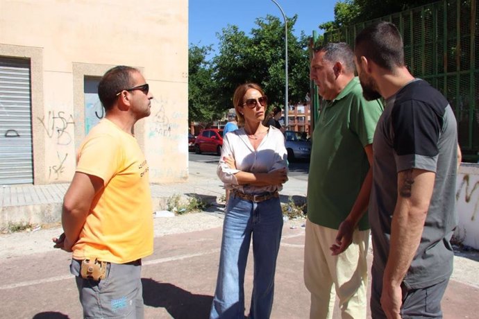 La presidenta del Imdeco, Marian Aguilar, con representantes del Consejo de Distrito Noroeste y de la Asociación de Vecinos La Voz, así como con representantes de colectivos deportivos de la zona.