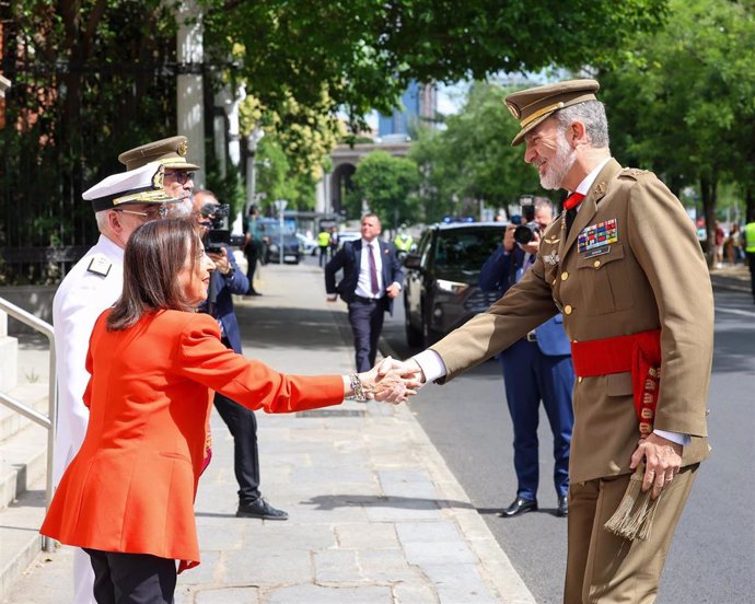 La ministra de Defensa, Margarita Robles, y el Rey Felipe VI  se saludan a su llegada a la clausura del XXV curso de Estado Mayor de la Escuela Superior de las Fuerzas Armadas a 18 de junio de 2024, en Madrid (España).