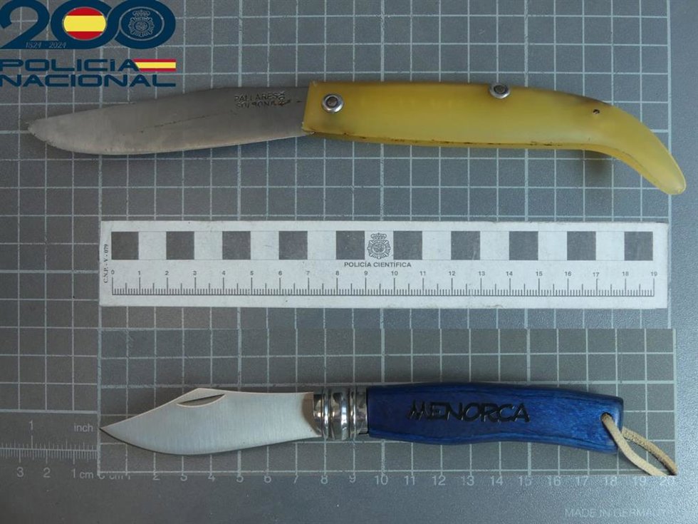 Navajas incautadas al detenido por un robo con violencia a un hombre de edad avanzada en Ciutadella