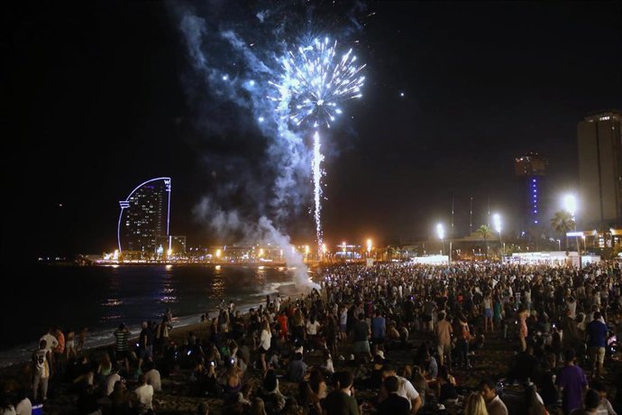 Archivo - Fuegos artificiales durante la tradicional verbena de Sant Joan, a 23 de junio de 2022, en Barcelona, Catalunya