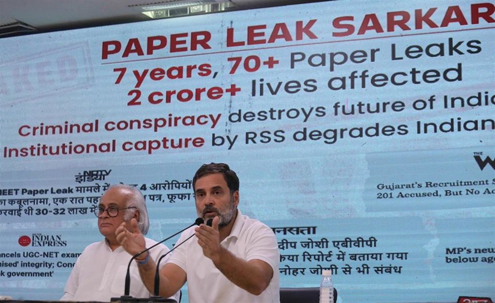 El líder opositor Rahul Gandhi da una rueda de prensa tras el escándalo de la filtración del NEET en India