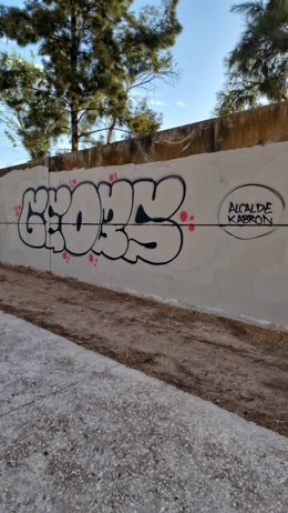 Pintada en una pared con insulto al alcalde de Sevilla, José Luis Sanz.