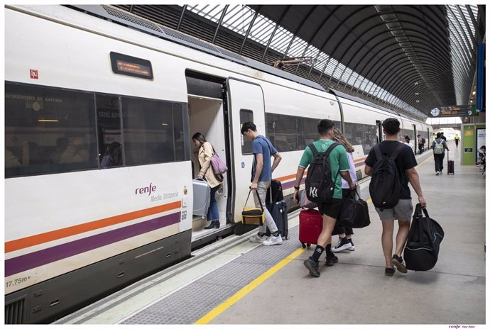 Archivo - Viajeros subiendo a un tren en la estación de Santa Justa de Sevilla. (Foto de archivo).