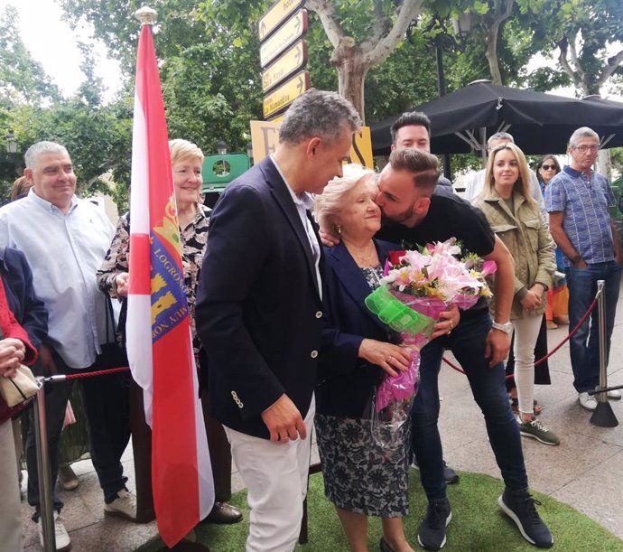 Las fiestas de la calle San Juan han homenajeado a Liber, una de las vecinas de siempre de la vía, que en septiembre cumple 91 años.