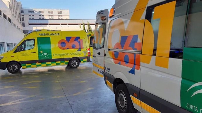 Archivo - Foto de archivo de ambulancias del 061 en Andalucía.