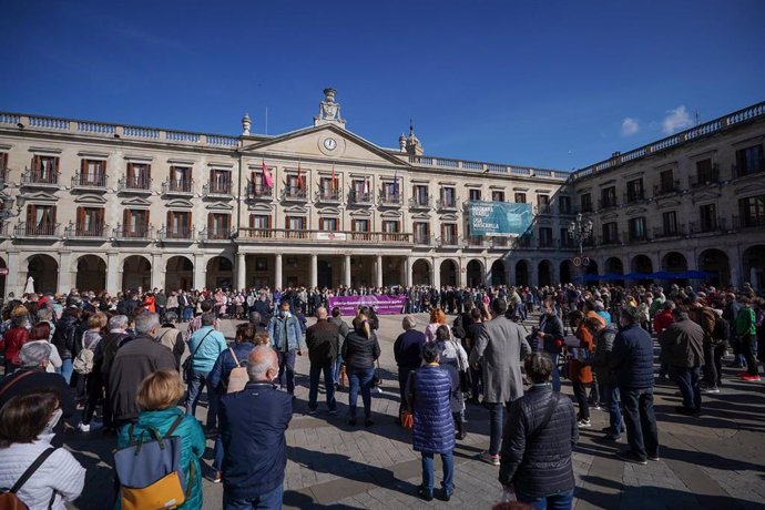 Archivo - Concentración en Vitoria-Gasteiz en octubre de 2021 por el asesinato de una mujer, presuntamente a manos de su marido 