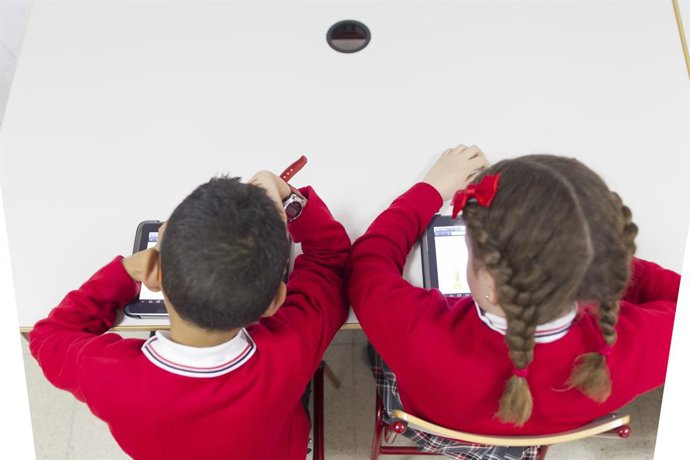 Archivo - Colegio, aula, primaria, clase, niño, niña, niños, estudiando, estudiar, deberes, nuevas tecnologías, tablet