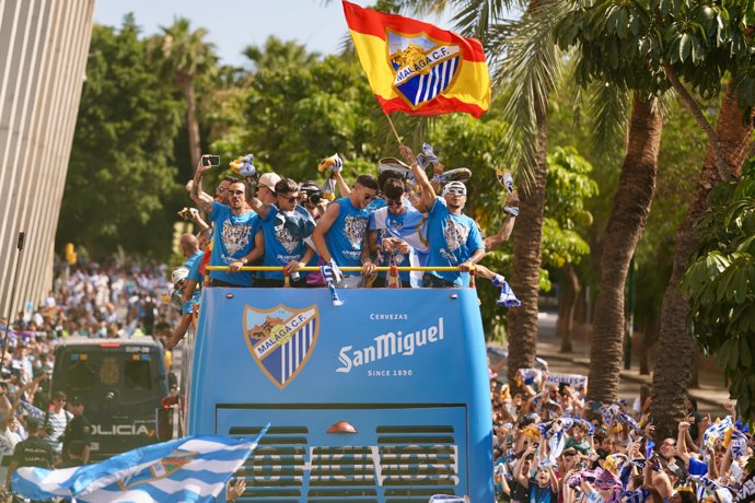 Aficionados del Málaga C.F. celebran el ascenso a Segunda División del equipo por las calles de la capital malagueña