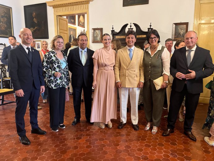 La presidenta del Govern, Marga Prohens, asiste al primer toc de flabiol de las fiestas de Sant Joan, en cas caixer senyor