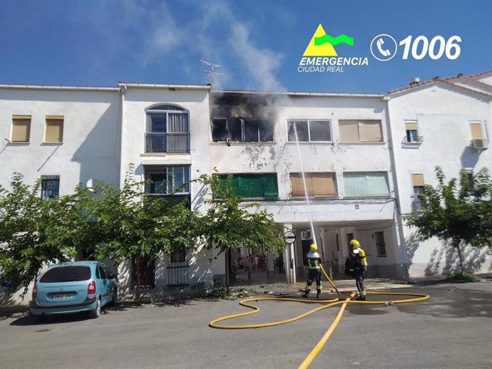 Un incendio en un piso de un bloque de viviendas de Almagro obliga a desalojar a los vecinos