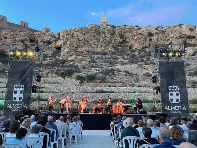 Actuación del grupo Ogun Afrobeat en el parque de La Hoya de Almería.