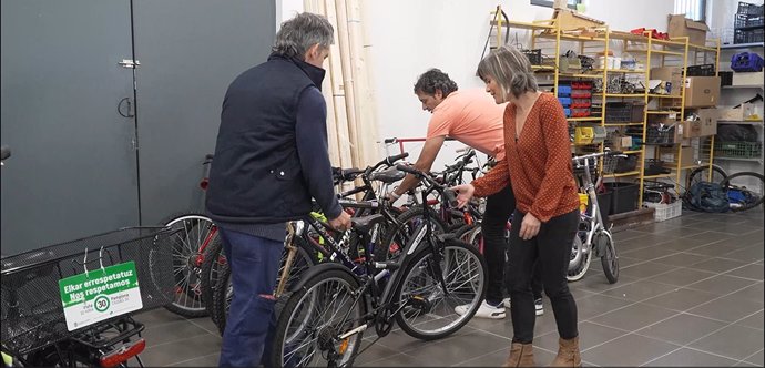 El Programa de Prevención en Infancia, Adolescencia y Familia recibe 12 bicis arregladas por el tajo de Reparación