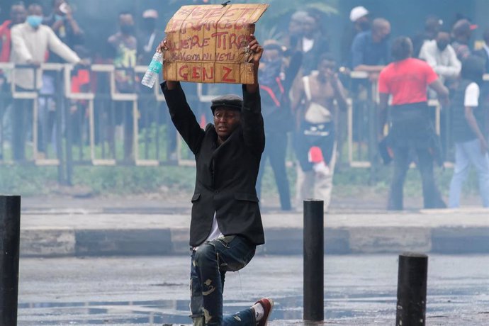 Manifestante de la "Generación Z" protesta en Nairobi contra la subida de impuestos del Gobierno keniano 