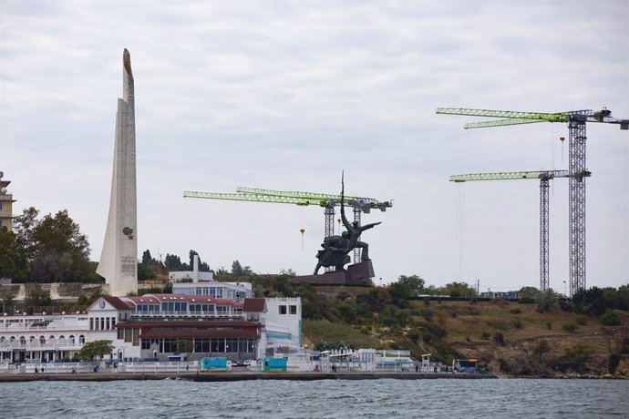 Archivo - Sep 26, 2021 - Sevastopol, Crimea - Monument to the Soldier and Sailor - reminds the present-day people of one of the bloodiest events of World War II - the liberation of Sevastopol in 1944 from fascist invaders.Next to the monument, there is a 