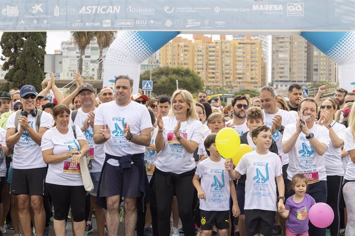 Inicio de la carrera solidaria organizada dentro de los actos conmemorativos del 25 aniversario del Hospital Doctor Negrín