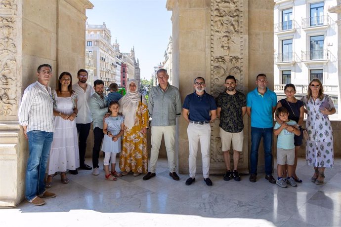 El alcalde de Sevilla, José Luis Sanz, recibe a la familia turca rescatada del terremoto de 2023 por militares de la UME con base en Morón de la Frontera.