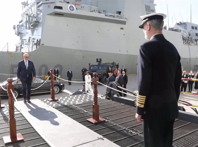 El Rey Felipe VI (d) y el presidente de Estonia, Alar Karis (i), a su llegada al portaaviones Juan Carlos I durante su viaje a Estonia, a 23 de junio de 2024, en Tallín (Estonia). El Rey Felipe VI ha viajado a Estonia como inicio de su gira por los tres p