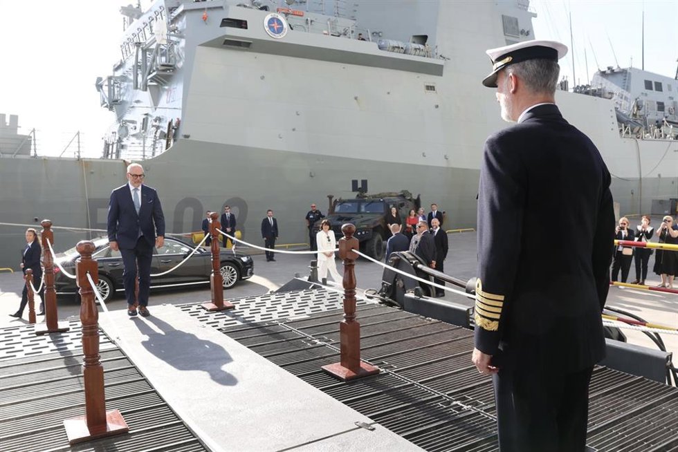 El Rey Felipe VI (d) y el presidente de Estonia, Alar Karis (i), a su llegada al portaaviones Juan Carlos I durante su viaje a Estonia, a 23 de junio de 2024, en Tallín (Estonia). El Rey Felipe VI ha viajado a Estonia como inicio de su gira por los tres