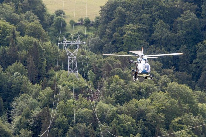 Archivo - Helicóptero de rescate en los Alpes