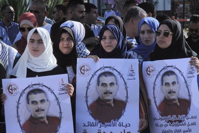 Archivo - May 25, 2023, Gaza city, Gaza Strip, Palestinian Territory: Palestinians take part in a protest to the support with the sick prisoner, Walid Daqqa, helds Israeli Jails, in Gaza city on May 25, 2023. Daqqa, 61, who suffers from an advanced stage 