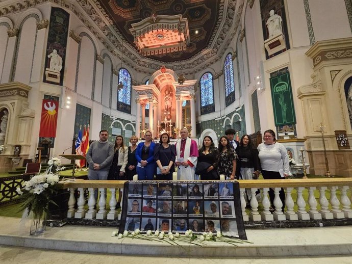 Familiares en San Juan de Terranova en memoria de los fallecidos en el 'Villa de Pitanxo'.