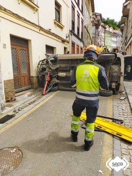 Vuelco de un coche en Cudillero.