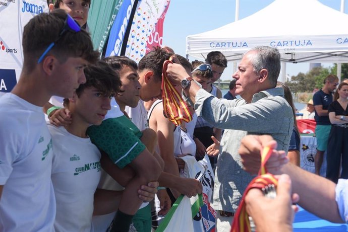 El alcalde de Sevilla, José Luis Sanz, asiste a la final del Campeonato de España de remo olímpico.