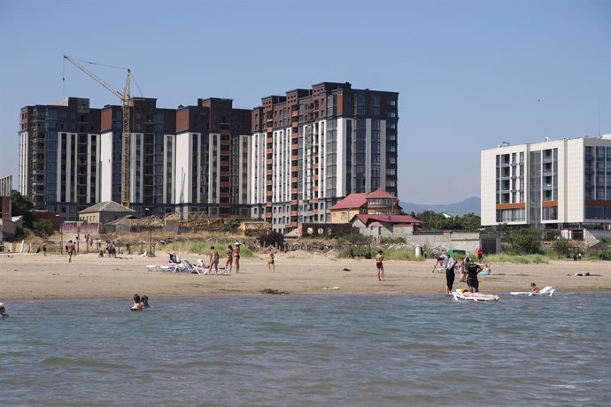 Archivo - July 31, 2022, Kaspiysk, Russia: Tourists go to the beaches of the Republic of Dagestan, in the Russian Federation, to Kaspiysk, to Makhachkala to the beaches of the Caspian Sea. Construction of the residential complex ''Golden Sands'' is seen o