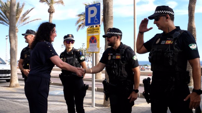 Visita al dispositivo de seguridad para la celebración de la noche de San Juan en Almería.