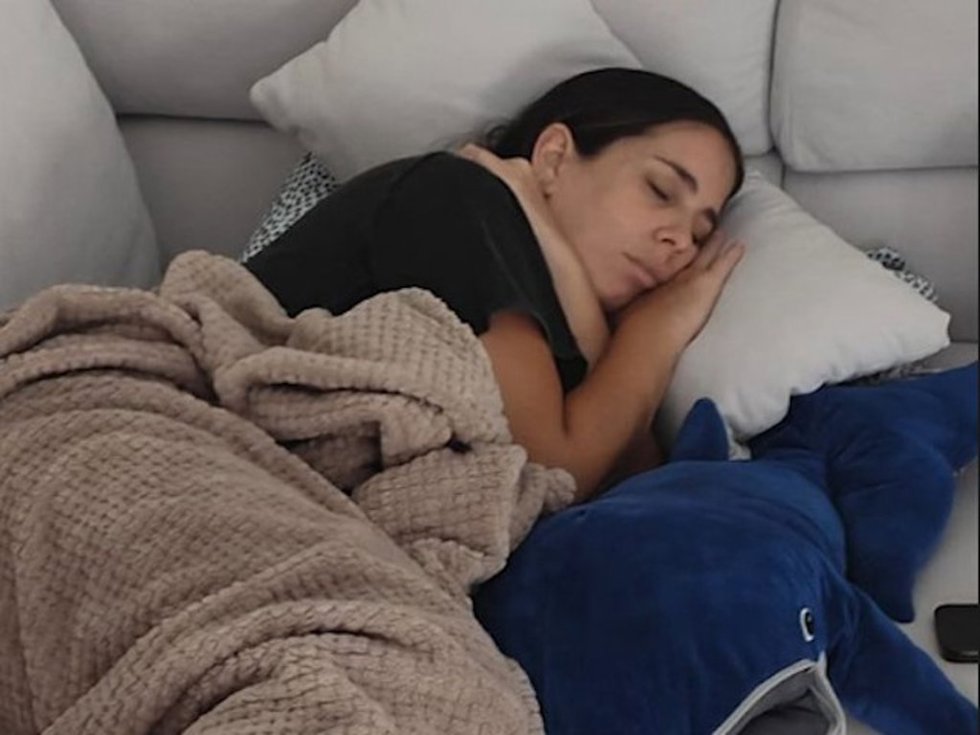 Anabel Pantoja echándose una siesta.