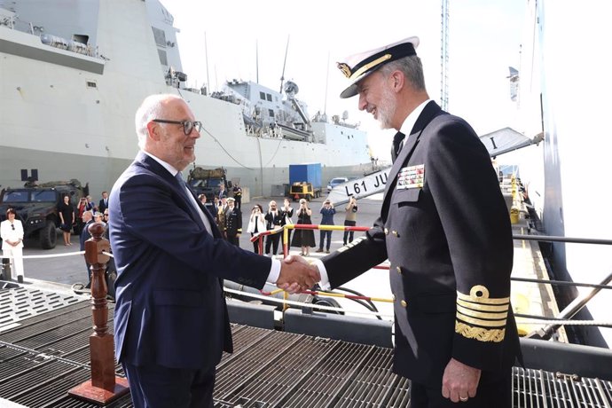 El Rey Felipe VI recibe al presidente de Estonia, Alar Karis, para visitar juntos el portaeronaves 'Juan Carlos I' atracado en el puerto de Tallin tras participar en un ejercicio de la OTAN