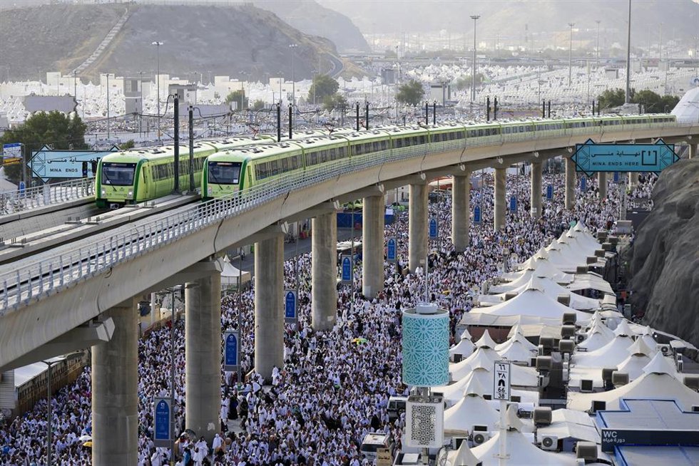Trenes de metro sobre los peregrinos en La Meca, Arabia Saudí