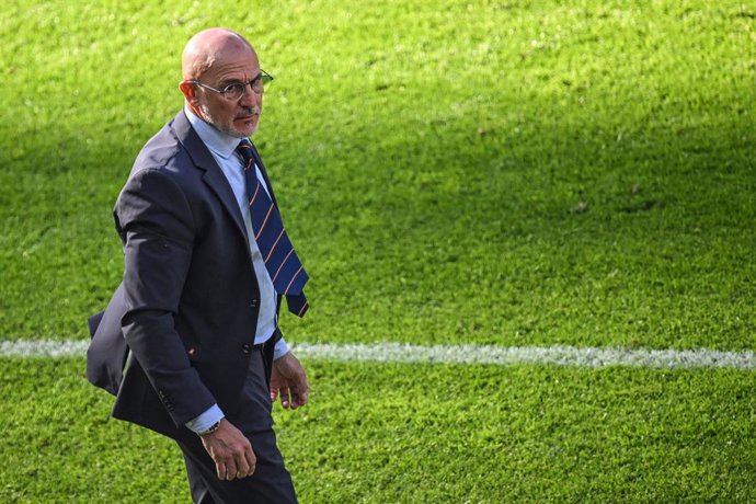 15 June 2024, Berlin: Spain coach Luis de la Fuente gestures on the touchline during the UEFA Euro 2024 group B soccer match between Spain and Croatia at the Olympiastadion. Photo: Sebastian Christoph Gollnow/dpa