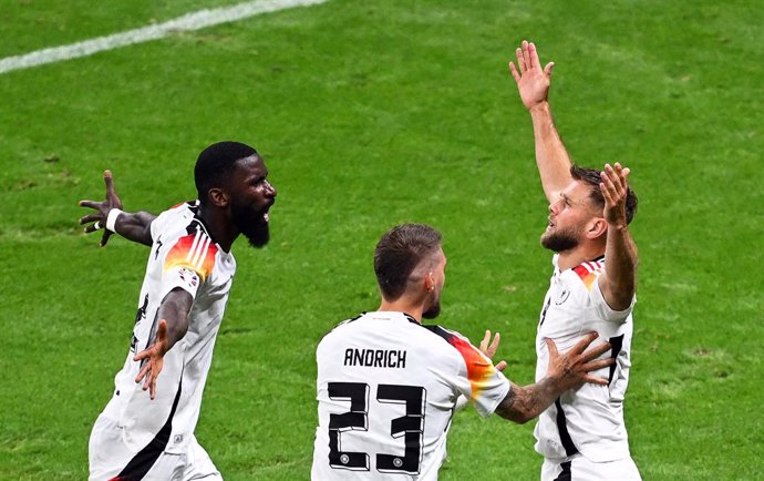 23 June 2024, Hesse, Frankfurt/Main: Germany's Niclas Fuellkrug (R) celebrates scoring his side's first goal with teammates Antonio Ruediger (L) and Robert Andrich during the UEFA Euro 2024 group A soccer match between Switzerland and Germany at the Deuts